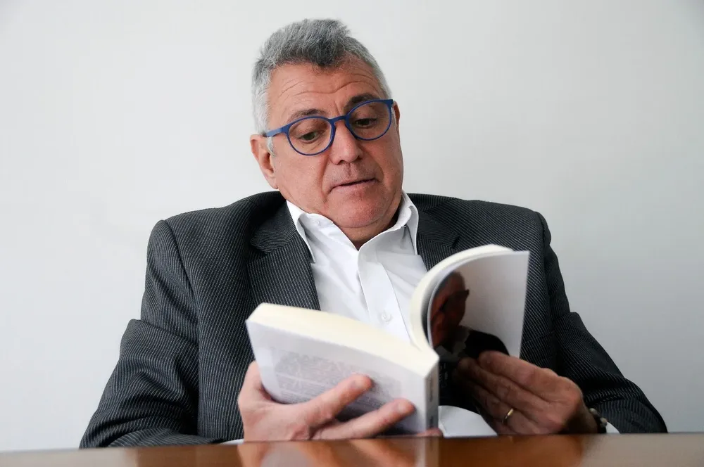 Valdez con su obra, El Fútbol y Mi Verdad