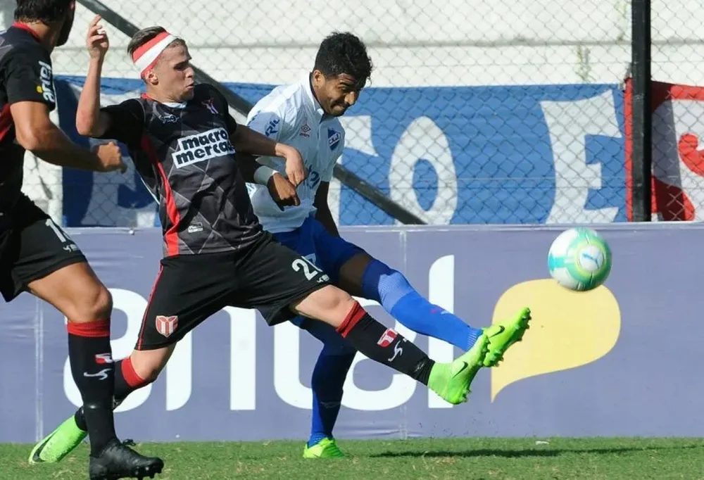 Rodrigo Aguirre estuvo muy participativo en ataque