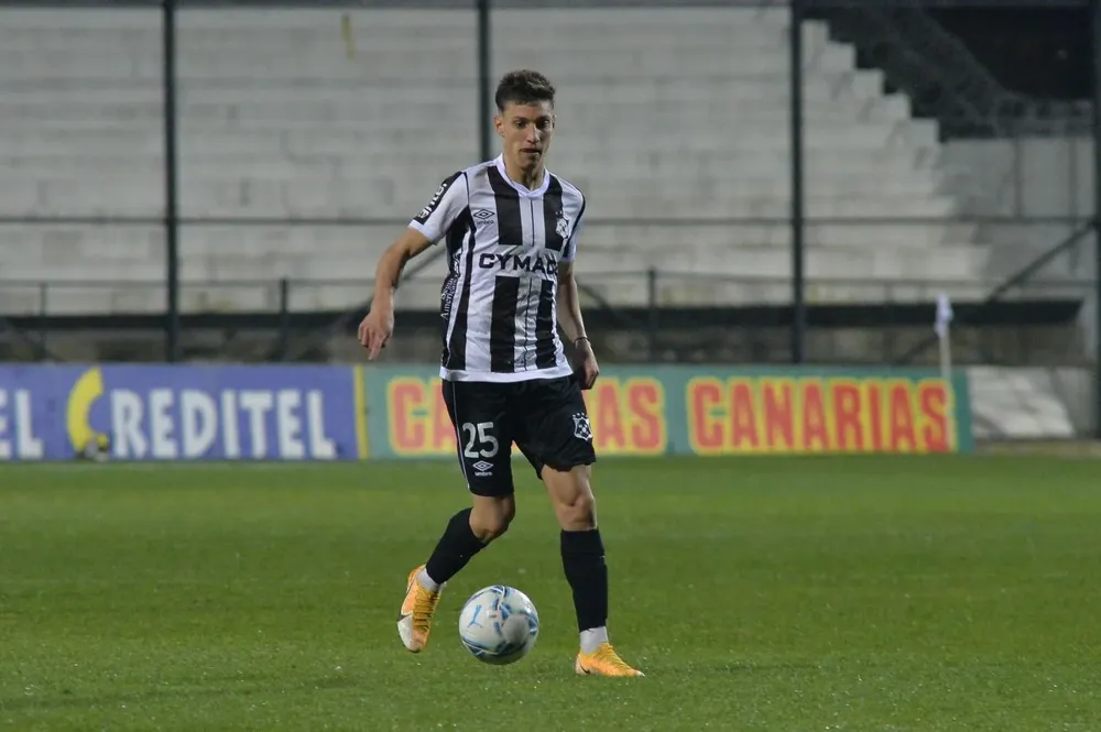 Un jugador de cabecita levantada