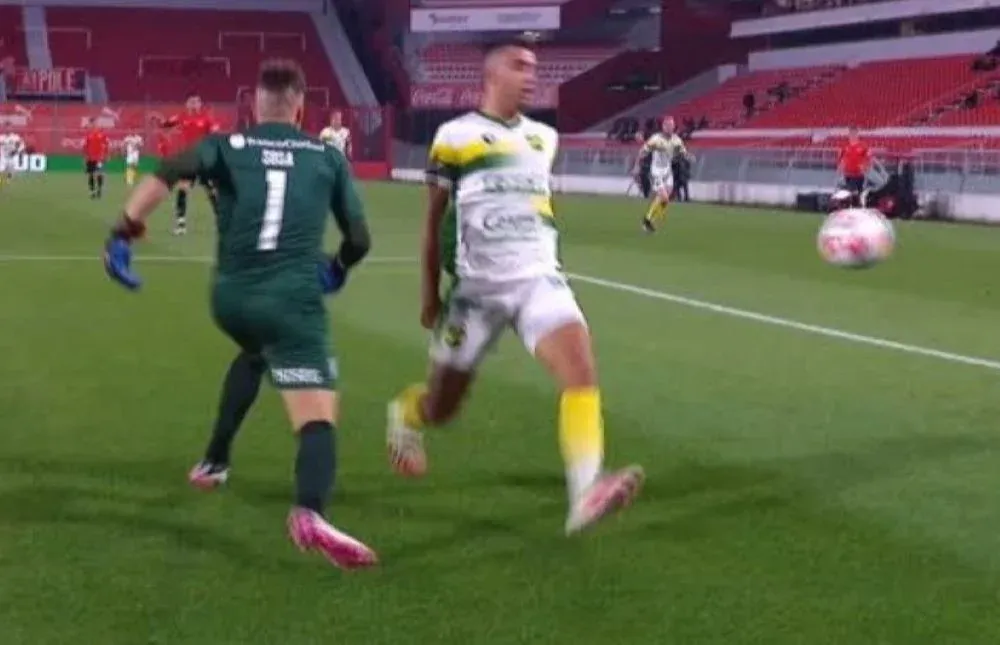 Sebastián Sosa salió haciendo moñas desde el fondo luego de que le tiraran una pelota complicada hacia atrás