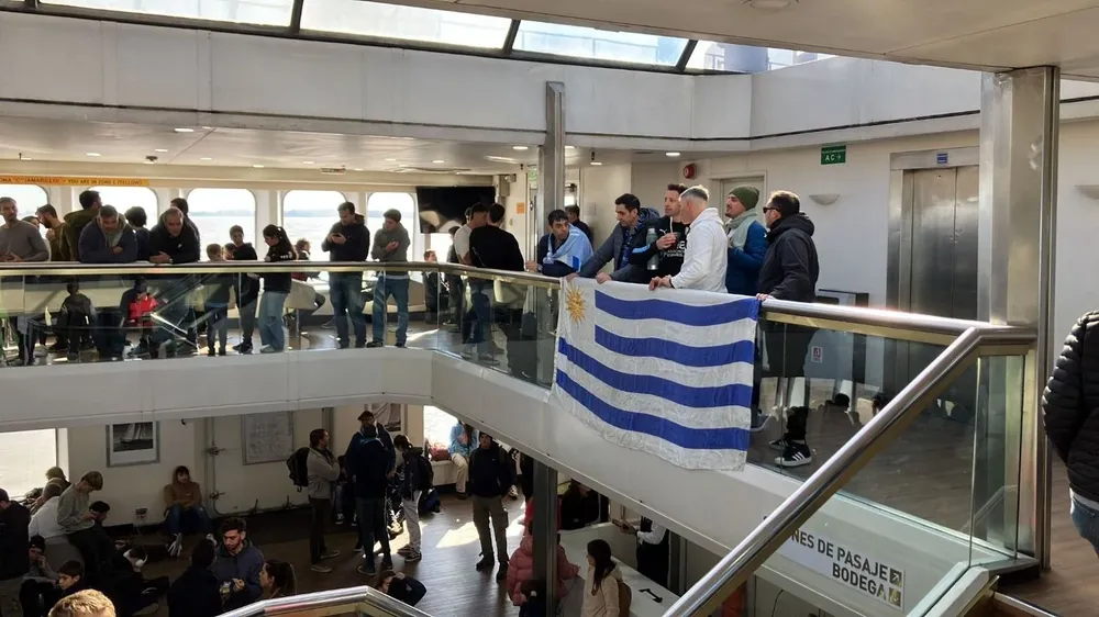 Uruguayos en viaje hacia Argentina. (archivo)