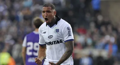 Juan Izquierdo celebra su gol para el título de Liverpool ante Defensor Sporting