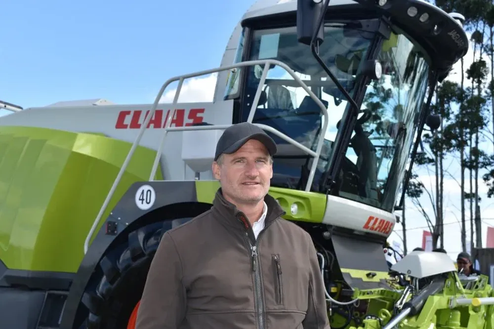 Santiago Arocena, gerente de Toremor, junto a la picadora Claas modelo Jaguar