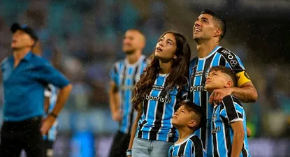 Suárez y su familia en la despedida del Arena do Gremio