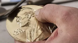 Suecia- Fabricación de una de las medallas que cada año reciben los Premios Nobel