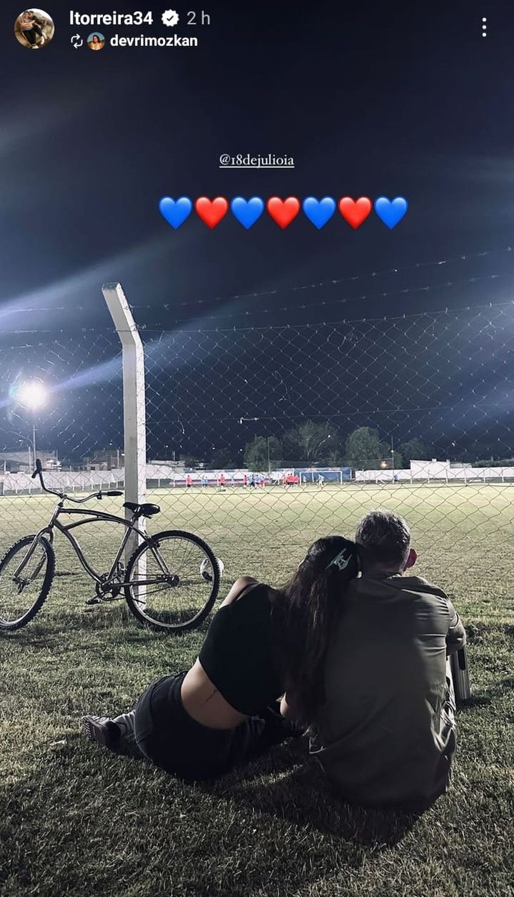 Lucas Torreira y su novia Devrim Özkan viendo a 18 de Julio de Fray Bentos