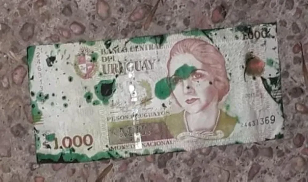 Dinero entintado del cajero explotado