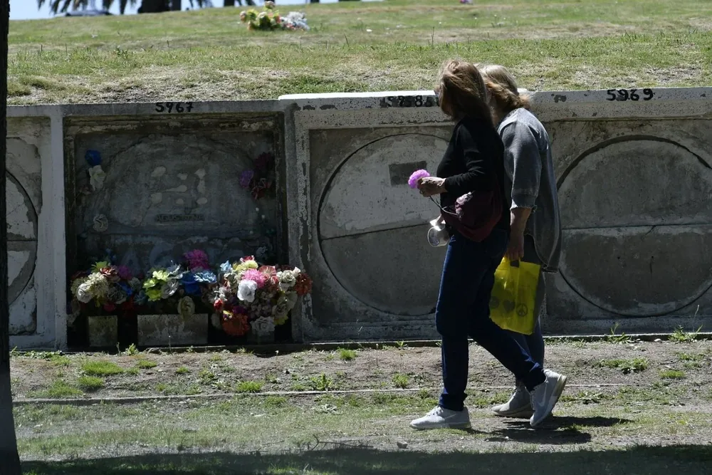 Miles de personas visitaron los cementerios este 2 de noviembre