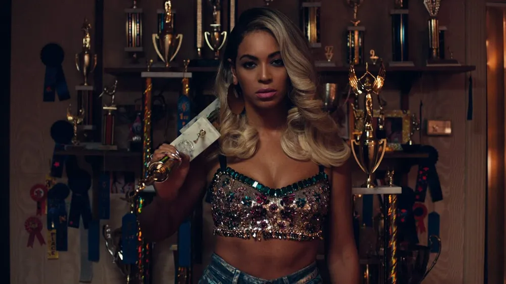Beyoncé en uno de sus 17 videos: Pretty Hurts