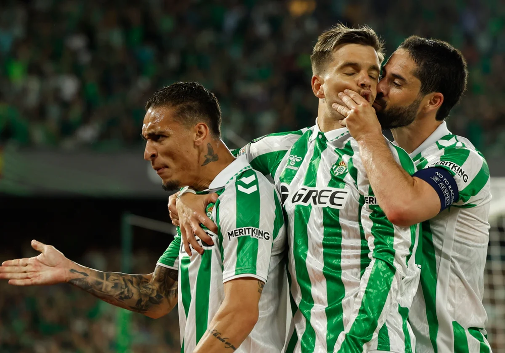 Furor en las redes por el beso de Isco a Lo Celso