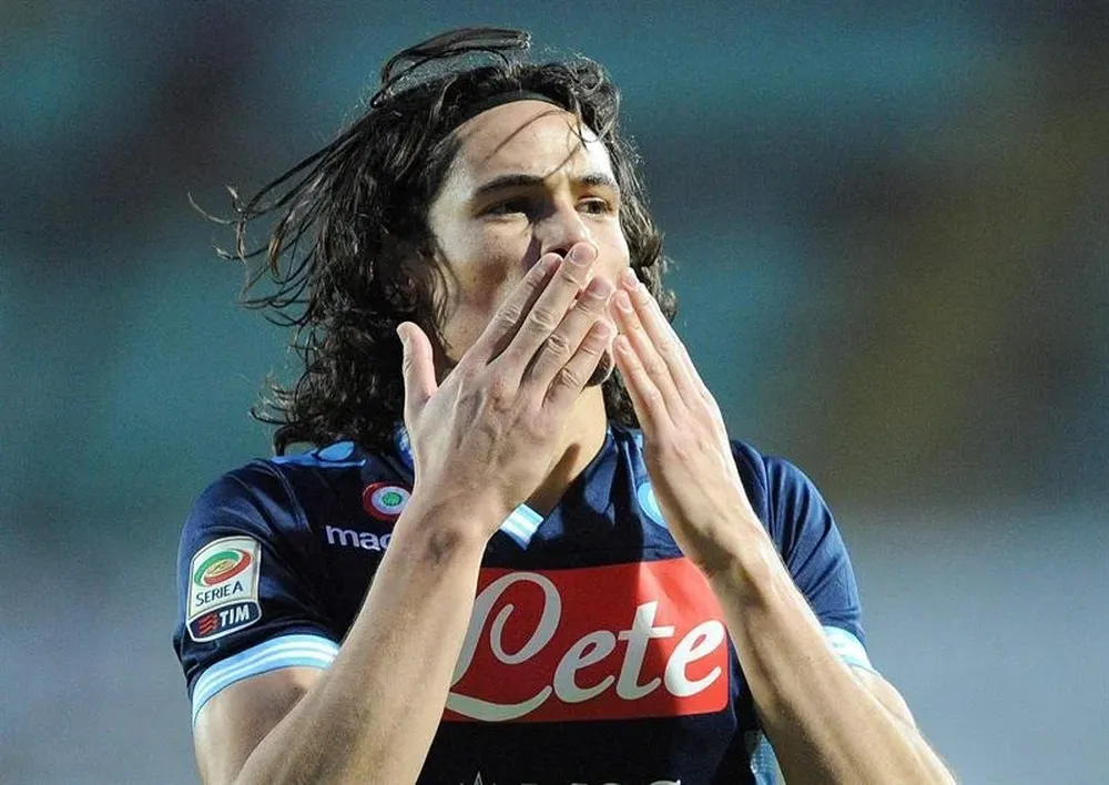 Edinson Cavani festejando su gol de penal contra Siena