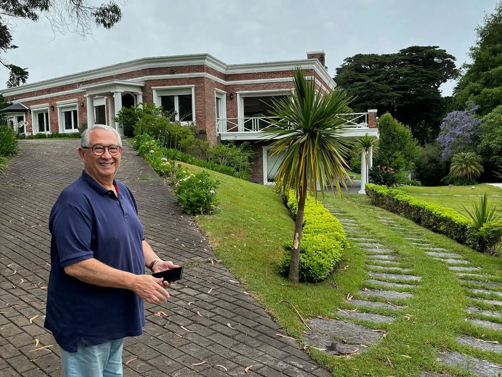 Sergio Puglia en su nuevo hogar en Punta del Este