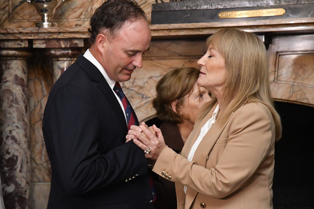 Ferber, tras su oratoria, recibe el saludo de Carolina Cosse, presidenta en ejercicio de la República.