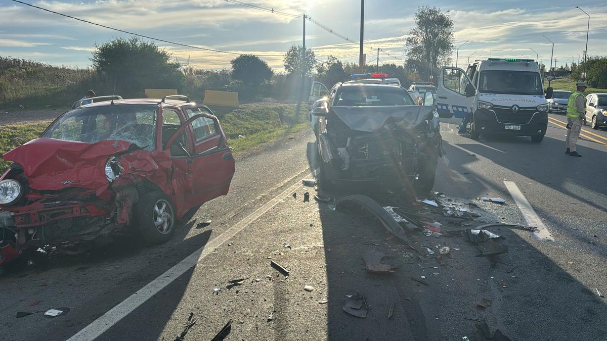 Impactante choque frontal entre dos autos dejó a tres personas graves ...