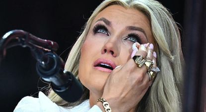 La esposa de Kirk durante el homenaje a su marido.