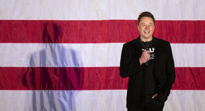 El Observador | Elon Musk bandera.jpg