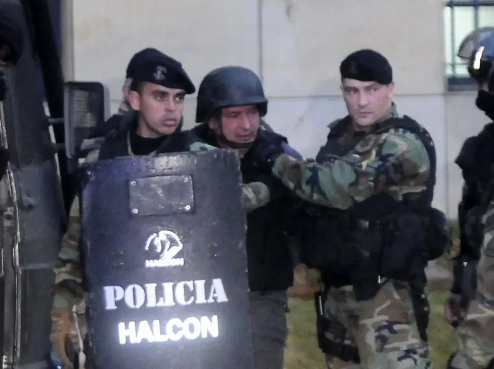 El exsecretario de Obras Públicas, José López, cuando era llevado por la Policía a mediados de junio a declarar por primera vez ante la Justicia