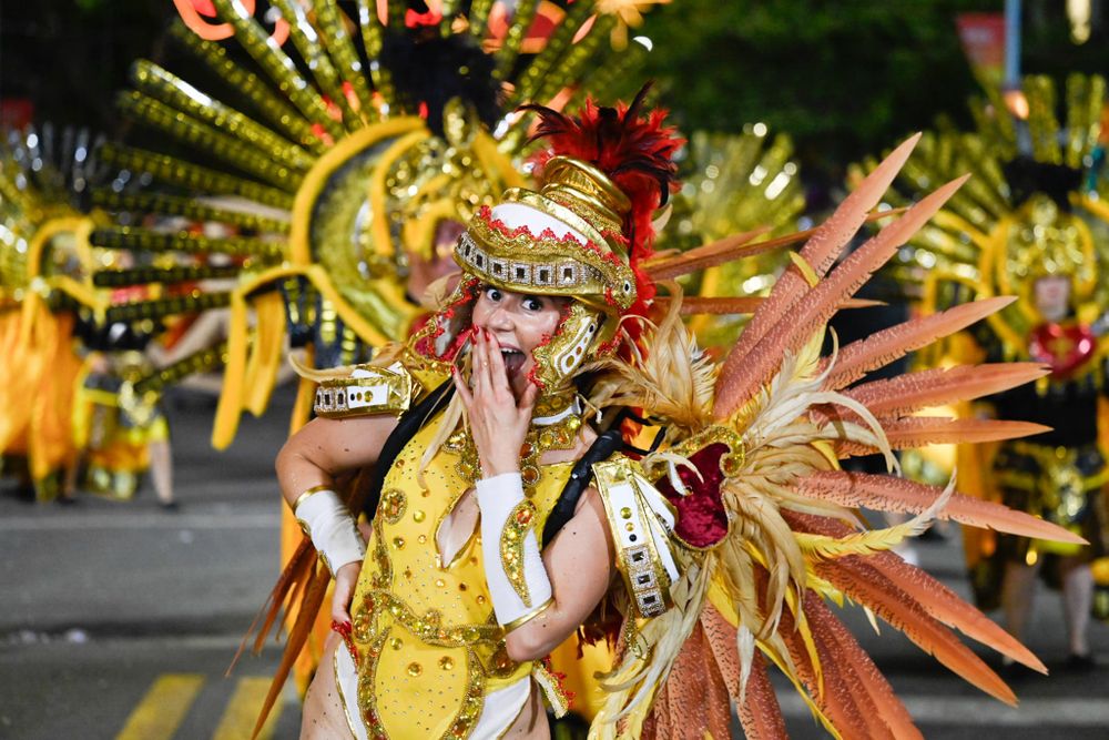 Desfile de Escuelas de Samba por la Av. 18 de Julio.