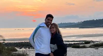 Luis Suárez y Sofía Balbi en una tarde de descanso en la zona oeste de Montevideo, junto al río de la Plata