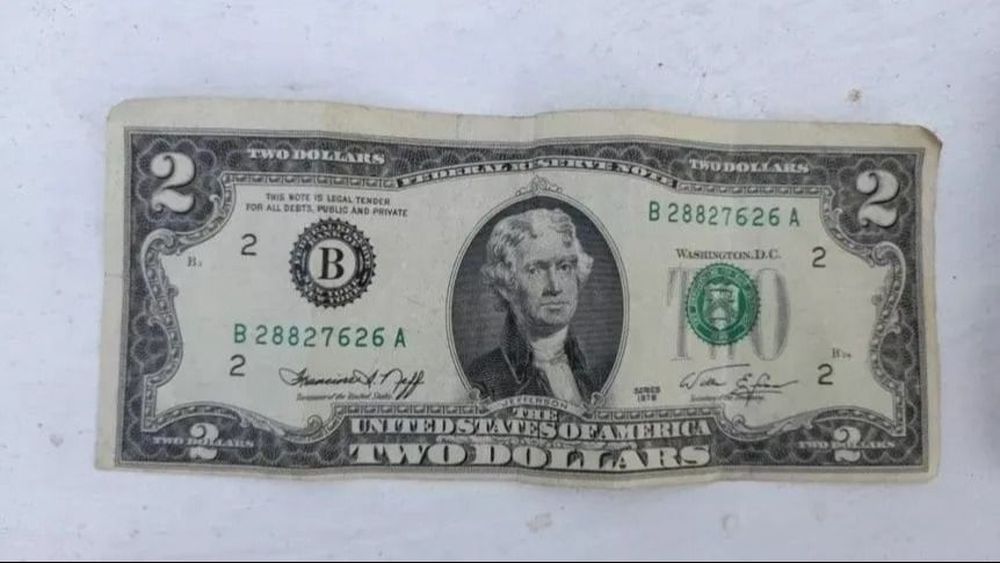 ¿Por qué estos billetes de dos dólares valen 300 mil pesos argentinos?