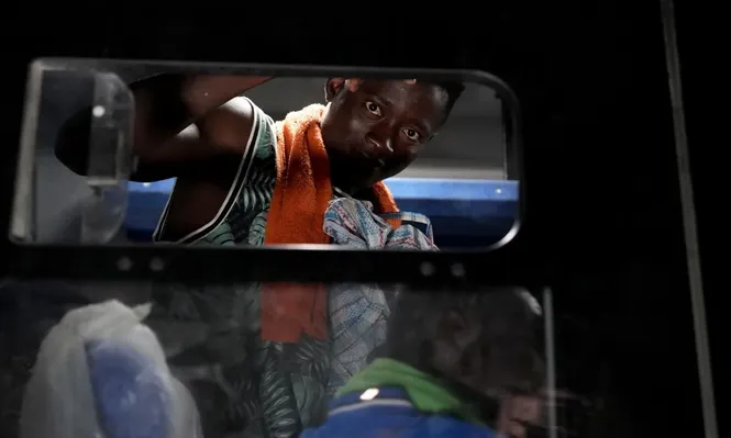 Los traficantes ilegales de personas amasan fortunas lucrando con la desesperación de quienes buscan refugio.