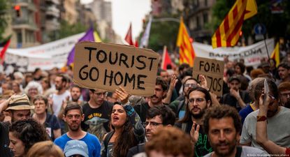 Las manifestaciones en Barcelona mostraron la enorme irritación de la población local, que parajójicamente vive en gran medida de ese influjo descomunal de 16 millones de personas que en un año llegan a la ciudad.y la transfiguran. Muchas otras grandes ciudades tomaron medidas pero ninguna llegó tan lejos como para prohibir el alquiler de pisos turísticos. Tambi+en es cierto que ninguna atravesaba una crisis de vivienda como la que vive España y en especial, Barcelona, sin acceso a la vivienda propia por los costos crecientes de endudamiento de los últimos años y con trabas crecientes para un alquiler cada vez menos accesible.&nbsp;