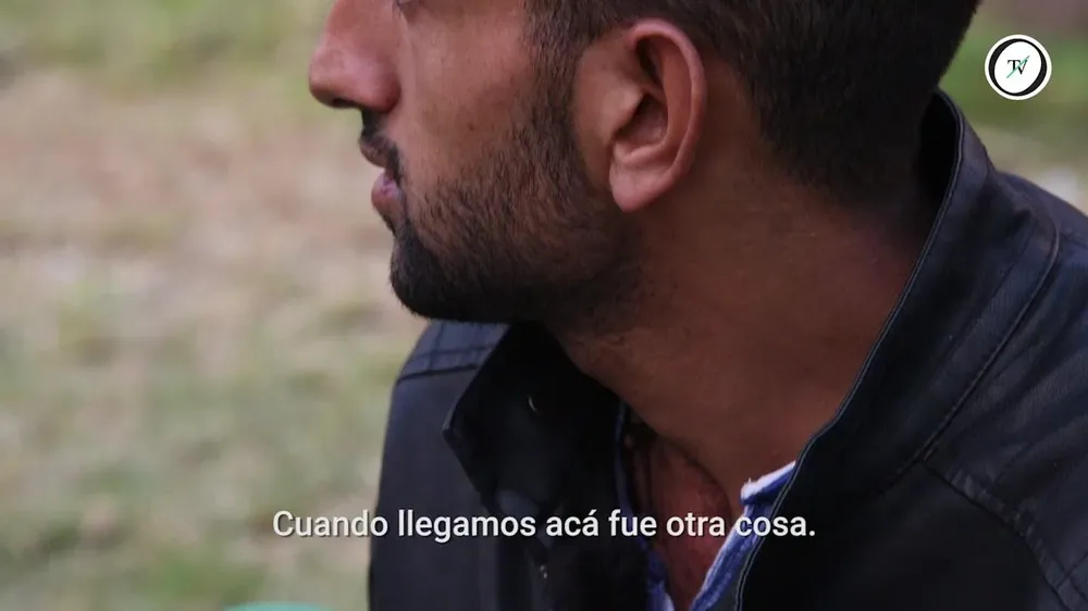 Ibrahim Alshebli tiene 23 años y vive con sus 12 hermanos y sus padres en Salto. Hace dos semanas acampan en Plaza Independencia pidiendo regresar a su país