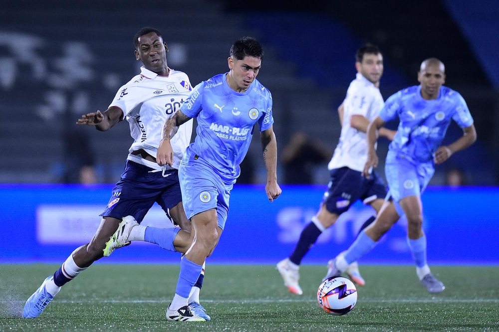 Gonzalo Carneiro de Nacional ante Montevideo City Torque por el Torneo Apertura