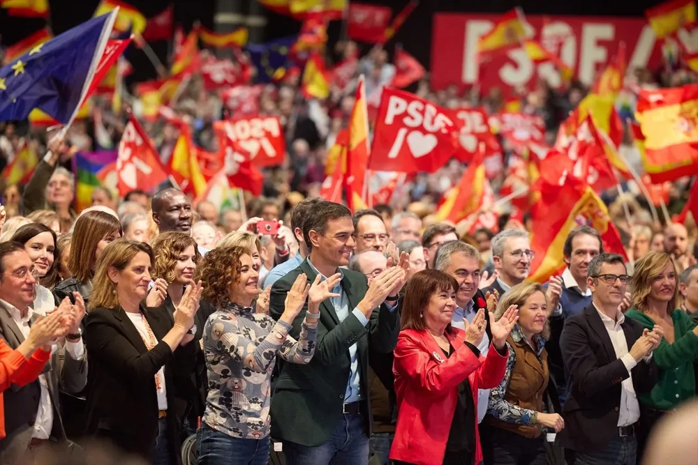 El secretario general del PSOE y presidente del Gobierno, Pedro Sánchez (c), durante un acto del PSOE, en IFEMA Madrid, a 25 de noviembre de 2023, en Madrid (España).
