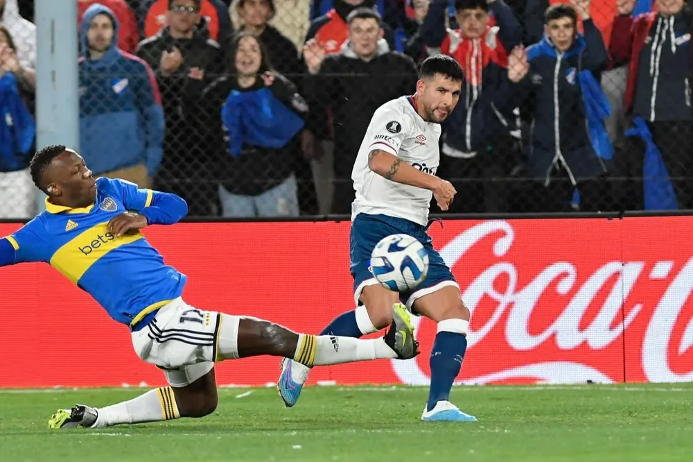 Gabriel Báez desborda ante la marca de Luis Advíncula