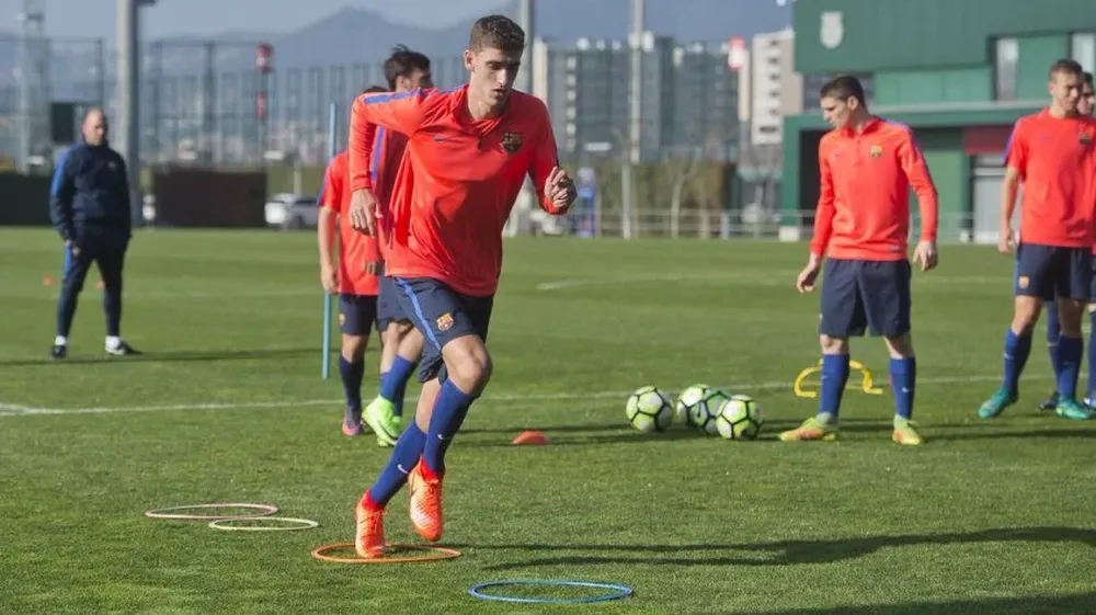 Santiago Bueno en su primer entrenamiento con Barcelona