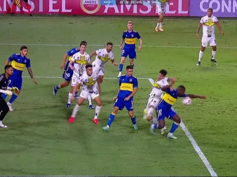 La jugada en la que los visitantes reclamaron penal