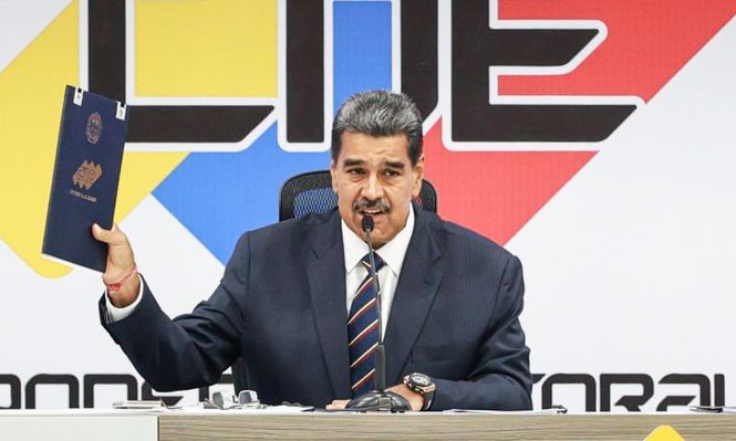 Nicolás Maduro, al recibir el 29 de agosto el certificado que le proclama como ganador de las elecciones en Venezuela.