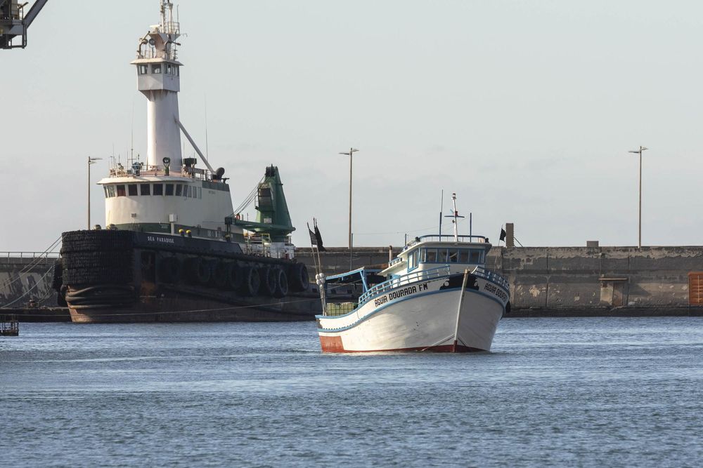 El traslado al Puerto de Tenerife del pesquero que llevaba 500 kilos de cocaína. EFE&nbsp;