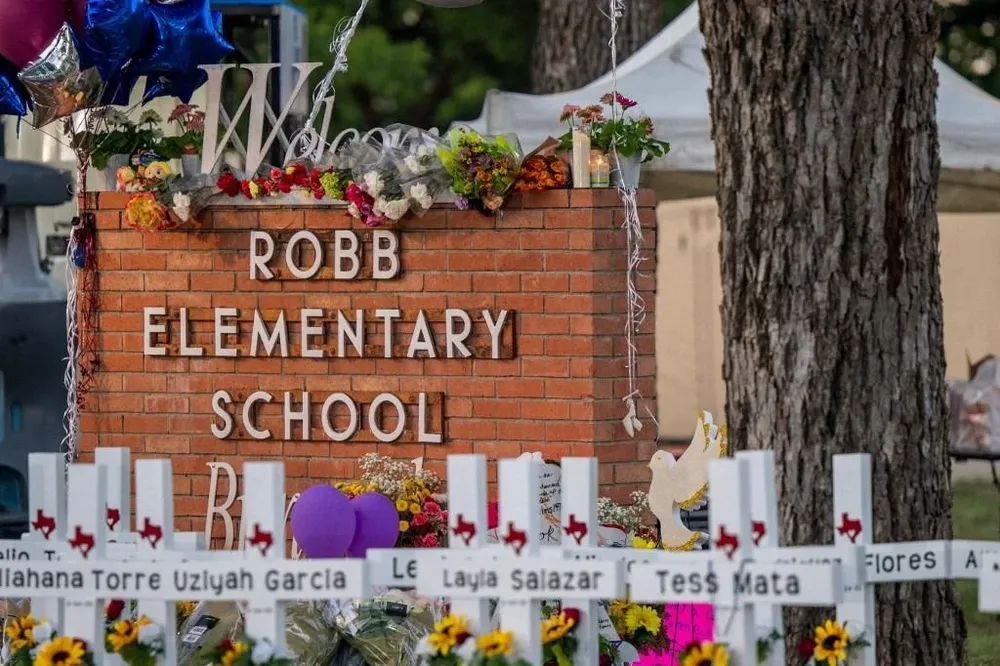 La fachada de la escuela Robb Elementary School en Uvalde, Texas, que a fines de mayo sufrió un tiroteo que dejó a 22 muertos, 19 de ellos alumnos