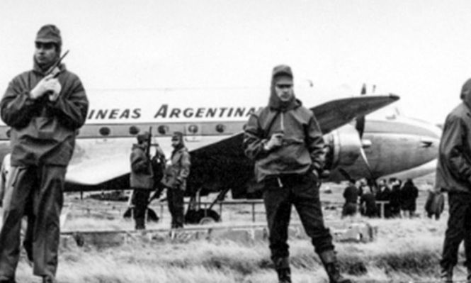 Operativo Cóndor: cuando 18 argentinos desviaron un avión e izaron la bandera argentina en Malvinas en 1966