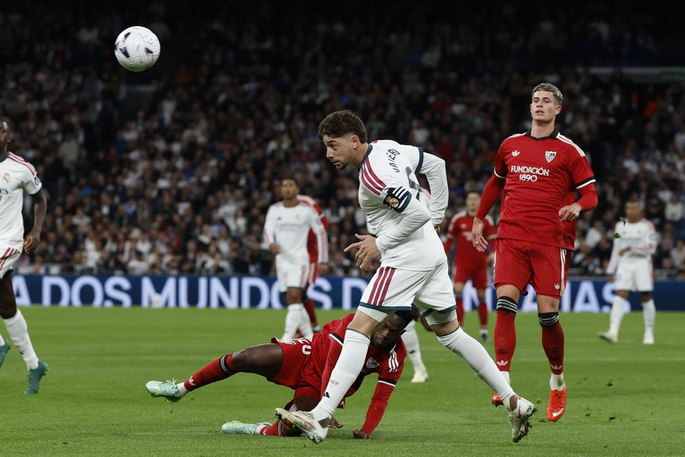 Fede Valverde despeja de cabeza durante el partido de la jornada 9 de LaLiga entre el Real Madrid y el Sevilla FC