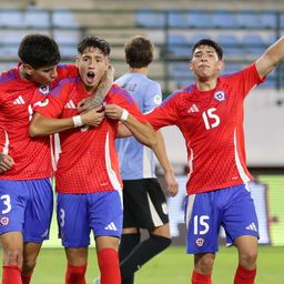 Iván Román de Chile celebra un golazo ante Uruguay