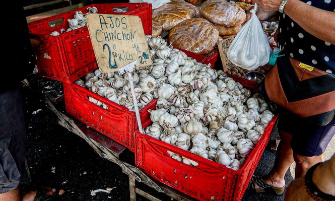 Un puesto de ajos en un mercadillo en el distrito de Tetuán, Madrid. EUROPA PRESS