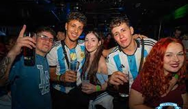 Oíd mortales, la primera disco 100% argentina llega a Madrid y hay fiesta celeste y blanca en Chamberí