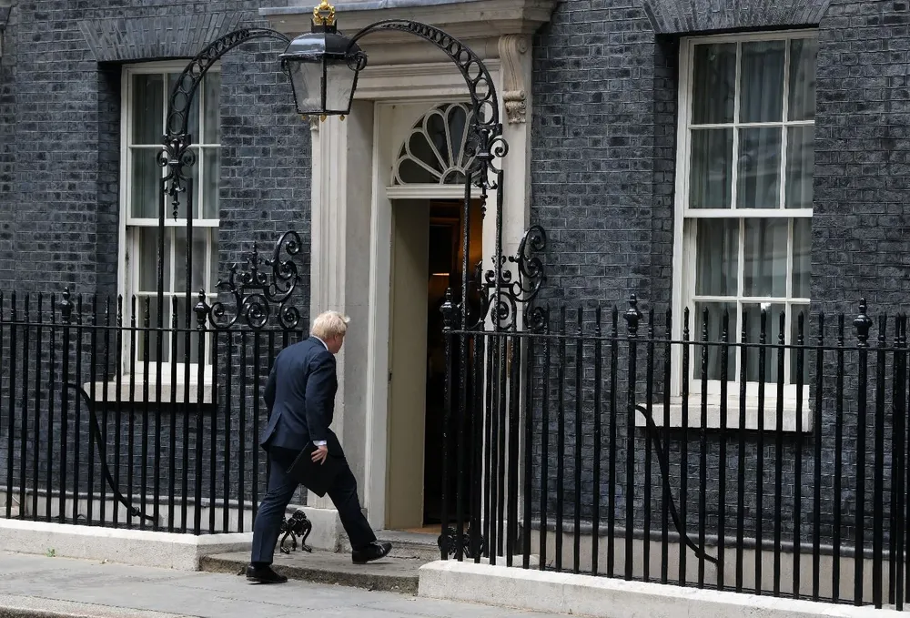 El Primer Ministro, Boris Johnson, hizo el anuncio frente a la residencia de Downing Street