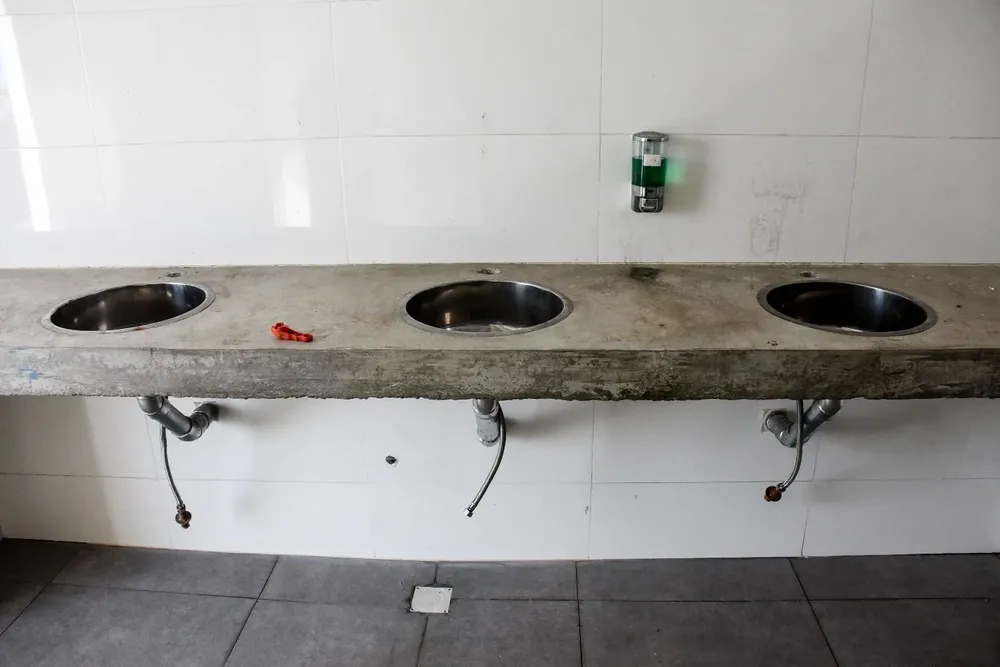 Así quedaron los baños de hombres de la Ámsterdam tras los robos