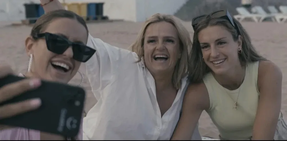 Alexia junto a su madre Eli y su hermana Alba en una secuencia de la docuserie Alexia. Labor Omnia Vincit