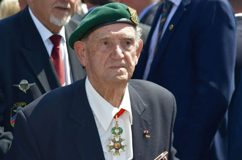 Léon Gautier, el último sobreviviente de los 177 franceses que desembarcaron el 6 de junio de 1944 en Normandía, noroeste de Francia, falleció este lunes a los 100 años de edad, anunció el Memorial de Caen. “‘No somos héroes, sólo cumplimos con nuestro deber’, repetía. Léon Gautier nos dejó. No lo olvidaremos”, tuiteó el presidente Emmanuel Macron. Gautier era el último miembro del comando Kieffer, un batallón de fusileros marinos que desembarcó en las costas del noroeste de Francia. El hombre falleció la madrugada de este lunes en un centro hospitalario de Caen (noroeste), precisó a la agencia de noticias AFP el alcalde de Ouistreham, Romain Bail. Léon Gautier nació en 1922 y se unió en julio de 1940 a las fuerzas del general Charles De Gaulle, antes de luchar en África y desembarcar en Normandía. Tras su participación en la Segunda Guerra Mundial para liberar Francia de la ocupación de la Alemania nazi, nunca dejó de abogar “por la paz”. “Lo peor que podemos ver es una guerra, porque matamos a gente que no hizo nada, que tiene familia, hijos. ¿Para conseguir qué?”, dijo en octubre. Este padre de dos hijos vivía en Ouistreham desde los años ‘90. En 2021, se lo reconoció como Gran Oficial de la Legión de Honor