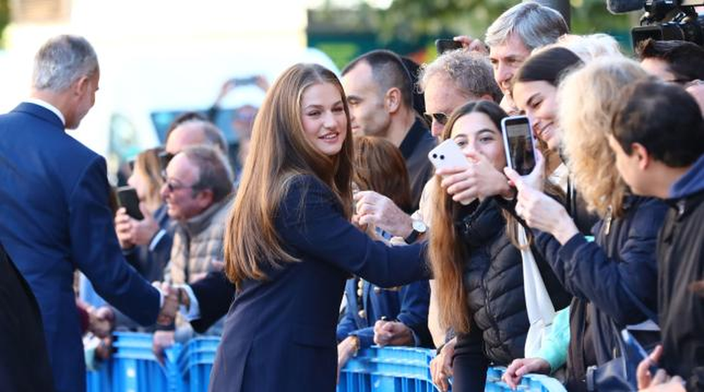La princesa Leonor saluda a los vecinos que la esperaban en su llegada a Pamplona.