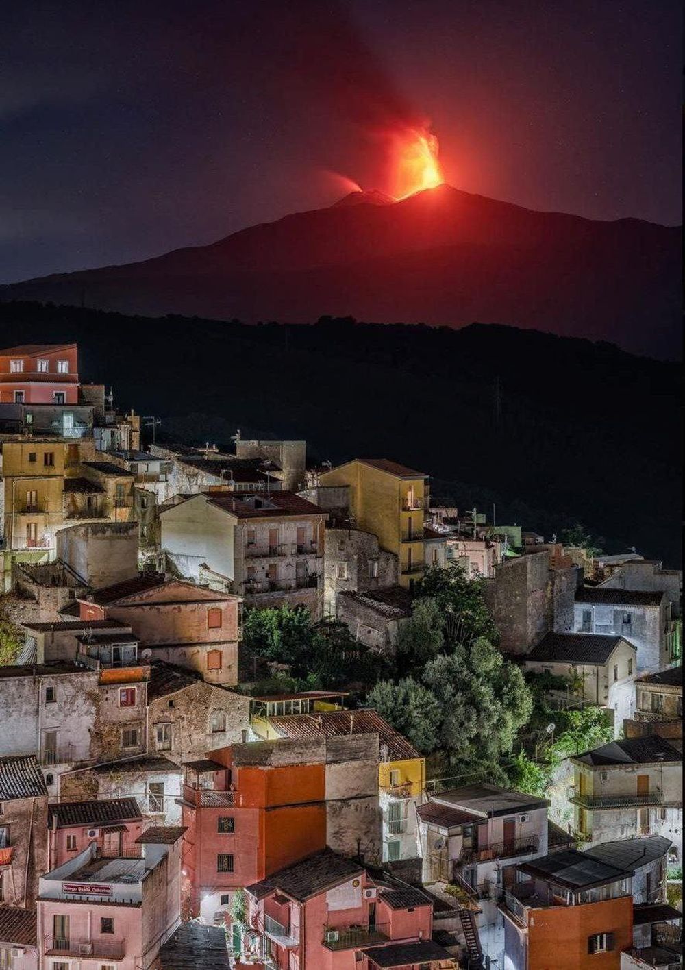 El volcán Etna, ubicado en Sicilia, intensificó su erupción y la alerta es máxima en los alrededores.