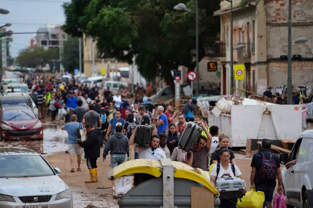 Vecinos desesperados y sin ayuda despejan las calles de Alfafar.