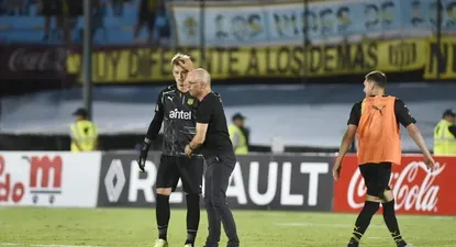 Alfredo Arias felicita a Thiago Cardozo luego del triunfo de Peñarol por penales ante Nacional