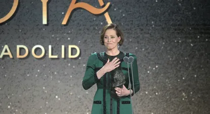 La actriz estadounidense Sigourney Weaver recibe el Goya Internacional durante la gala de la 38 edición de los Premios Goya.