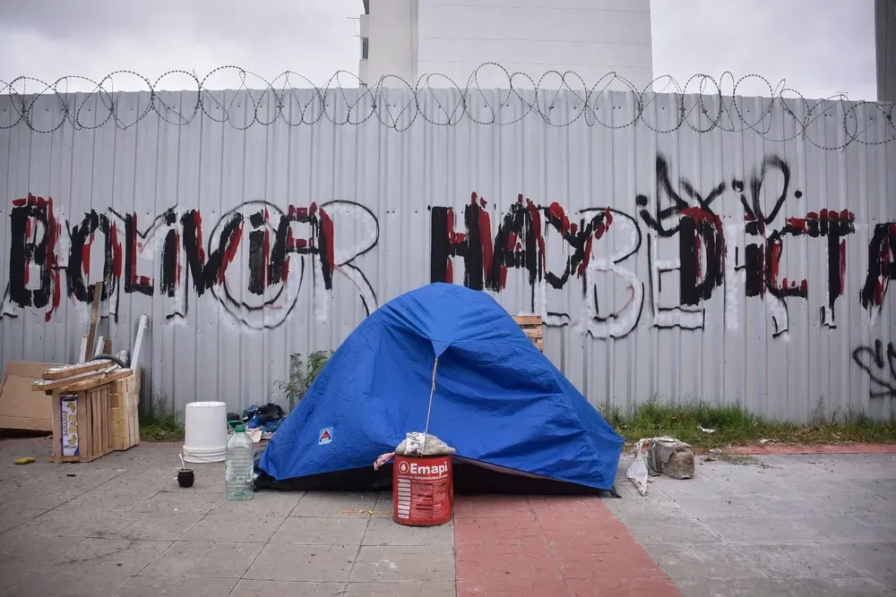 Pobreza, gente, personas en situación de calle, indigentes en los primeros días de frío.